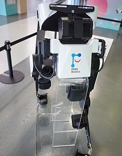 「FREE Walk自立行外骨骼機器人」提供下肢無力者行走等功能性訓練及生活輔助