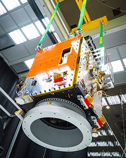 獵風者衛星於國家太空中心整測廠房進行吊掛作業