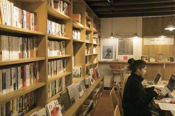 「The Labyrinth圖書館」是店內藏書最多、種類最多元的空間，也是可寧靜閱讀的空間。
