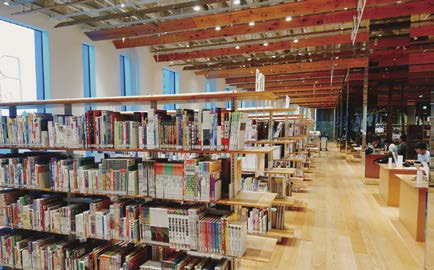 運用大量鏡面設計,搭配開放式書架,讓空間有延伸感。