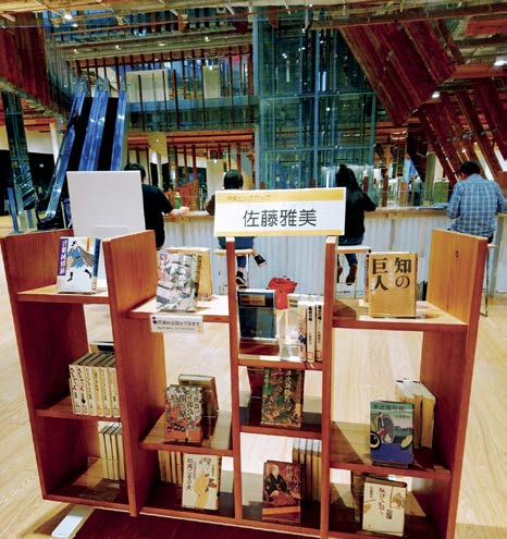 移動式的主題書展，方便館員更換書籍。