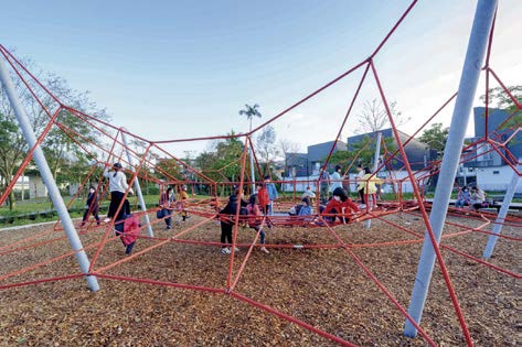 鄉政公園裡從丹麥引進的兒童彈跳設備，幫助孩子統合五感。