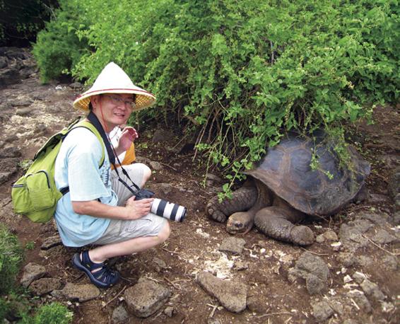 循著達爾文的足跡，邱一新來到加拉巴哥群島，並與陸龜相遇。