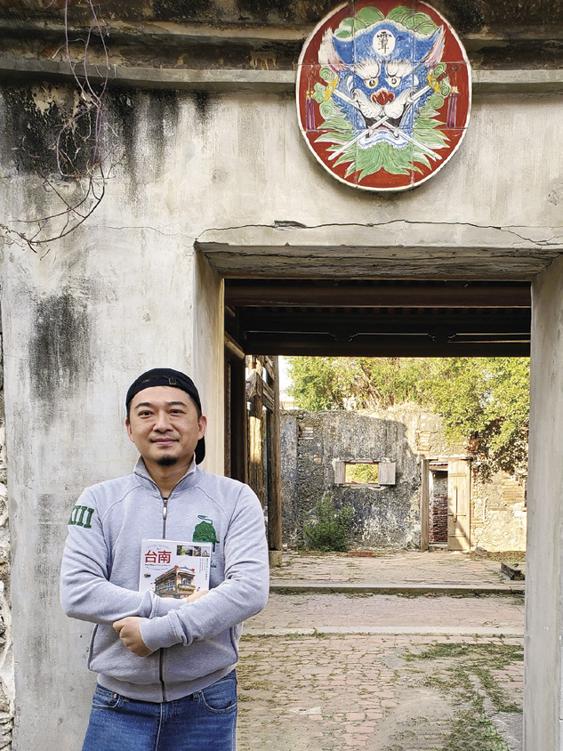 閱讀《劍獅祈福套書》繪本後，林瑞昌到臺南旅行，沿路蒐集安平特有的避邪劍獅。