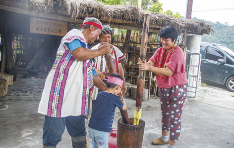 祖孫兩人四處旅行，孫子Lucas在臺東永康部落和當地原住民學習搗小米麻糬。