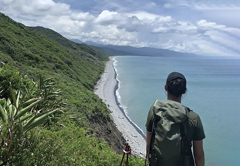 淦克萍全家人登上瑯嶠卑南道，遠眺東海岸。