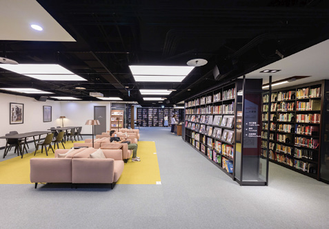 交流室的粉色沙發椅,就是希望民眾進來圖書館找到最舒適位置,汲取表演藝術的養分。