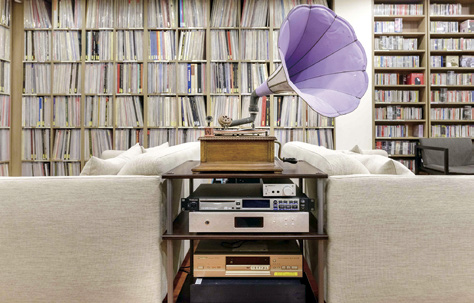 特殊典藏室有大量已絕版又具保存意義的黑膠唱片、CD以及骨董黑膠唱盤。