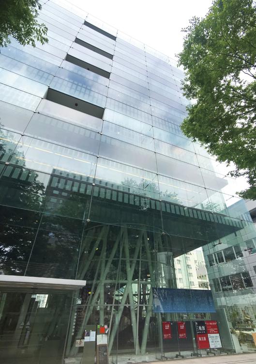 仙台媒體中心的大門入口處。