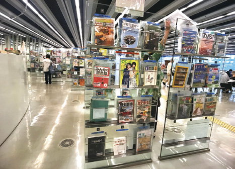 期刊展示區中設計感十足的玻璃期刊架。