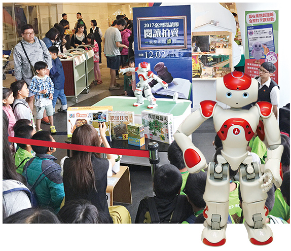 NAO是國資圖兒童學習中心的說故事機器人，好動活潑，吸引小朋友圍觀。