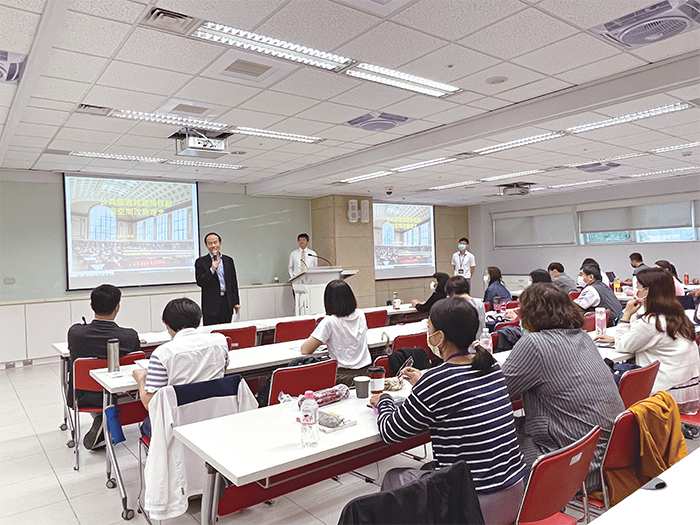 劉仲成館長主持公圖館員研習課程―圖書館建築規劃與工程設計 。