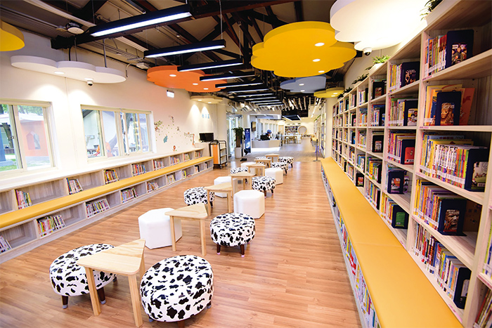 桃園兒童玩具圖書館除了有玩具也有圖書，各種繪本、故事書讓孩子沉浸書海。