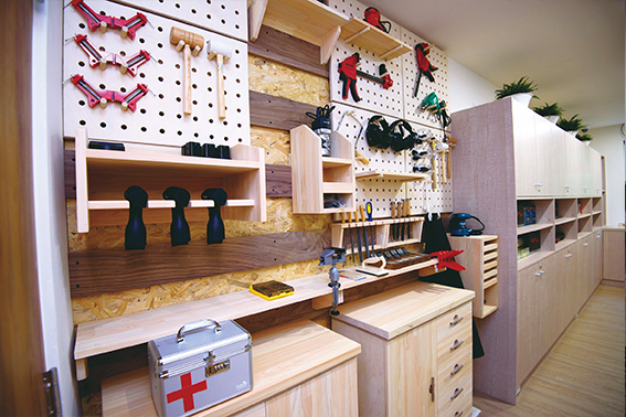 玩具修復站提供木質玩具再生的力量，倡導環保惜物。