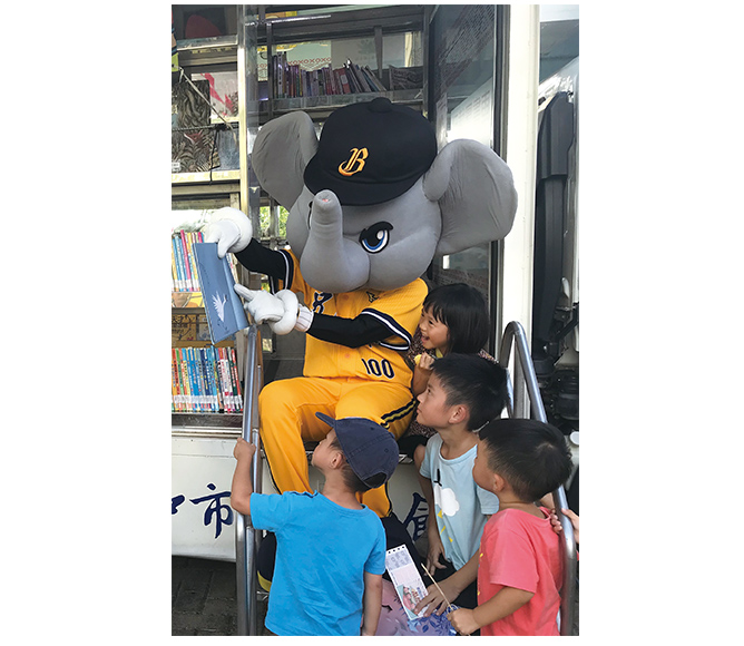行動故事車巡迴洲際棒球場，中信兄弟吉祥物小翔陪伴孩子共讀繪本。圖為2019年活動照。