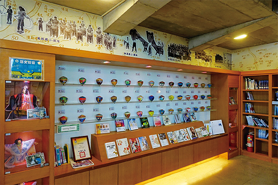 牆面各式圖樣的彩繪陀螺都是開館之初，在地學生彩繪而成的。