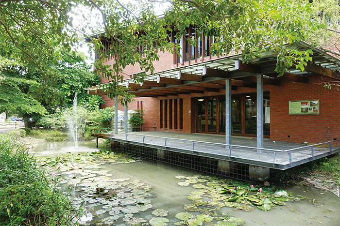 嘉義縣溪口鄉立圖書館是縣內第一棟綠建築。