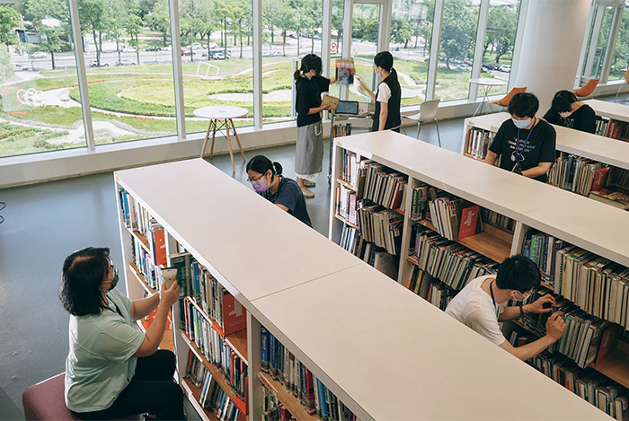 閉館期間，國資圖館員分工合作盤點館藏、修補破損書籍，做好準備迎接開館。