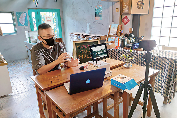 疫情讓旗津th k 冊書店轉入線上，延續實體活動與讀者的互動性。