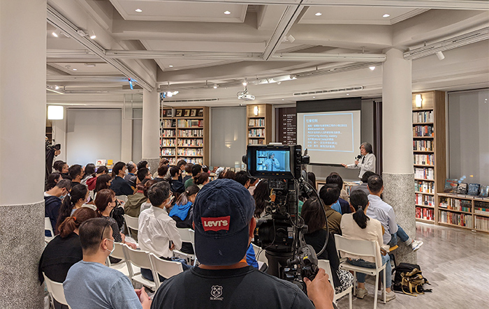 透過線下與線上直播，詹宏志的讀書會創造了比預估人數多更多的參與效益。