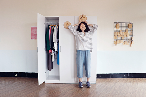 大學時洪于捷便在女生宿舍交誼廳放置「共享衣櫃」，讓同學不穿的衣物能在此交換。