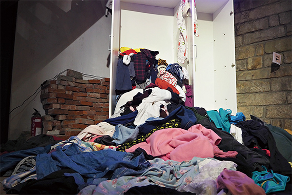 正因為衣服售價便宜，使得民眾產生不必要的浪費，不僅造成環境汙染問題，更變相壓榨成衣工廠的勞力。