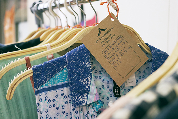 幫每件衣服掛上「故事小卡」，用故事替二手衣行銷。