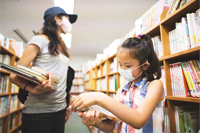 常帶著孩子走逛書局挑書、買書，透過環境氛圍的影響也能讓他們在無形中養成閱讀的習慣。