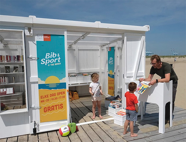 別出心裁的「海灘圖書館」提供喜愛日光浴讀者有消磨時間的樂趣（圖片取自該館官網）。