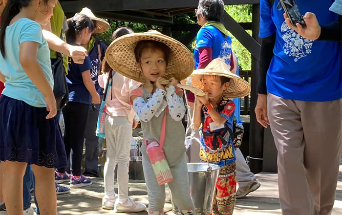 大肚瑞井分館的走讀之旅，帶著親子尋訪在地三口井，並體驗先民挑水的艱辛。