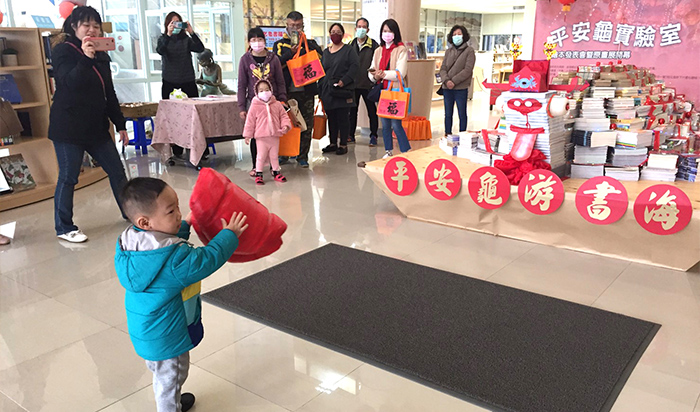 「乞龜」時出現最多聖杯者，就能抱回圖書館準備的大獎。