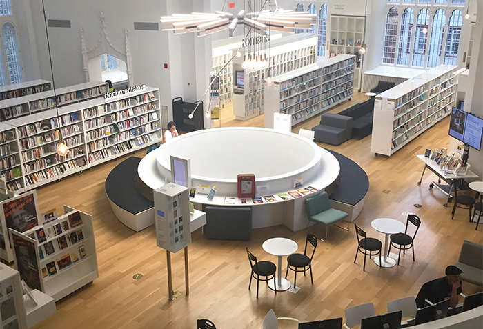 文學之家圖書館的空間設計與家具、書櫃的配置能靈活運用於不同場合。