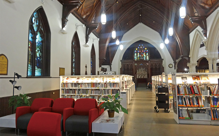 克萊爾．馬丁圖書館內部仍保留大量教堂元素，宛如一座藝術殿堂。
