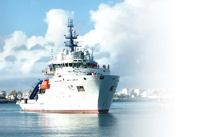 完成寬頻海底地震儀布放於沖繩海槽任務後，研究船「勵進」航進日本那霸港的歷史性一刻。