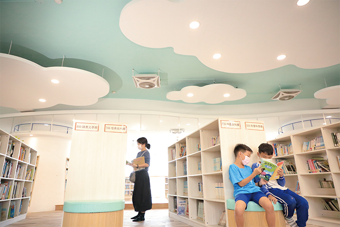 天花板上的藍天白雲，有助孩子靜心閱讀。