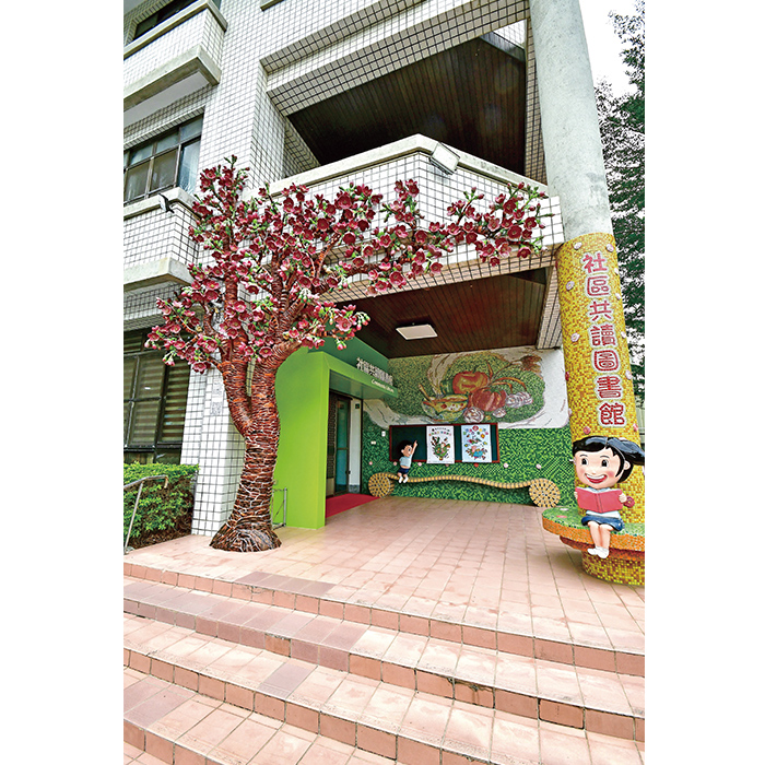 以傳統交趾陶剪黏工藝打造的入口意象「臺灣山櫻花」，是在工藝大師謝東哲親自指導下，由學校師生製作完成。