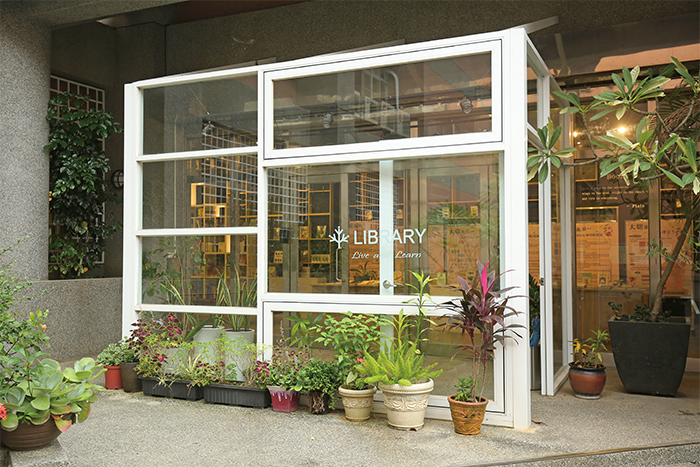 入口的透明玻璃玄關，散發滿滿的書香與綠意。
