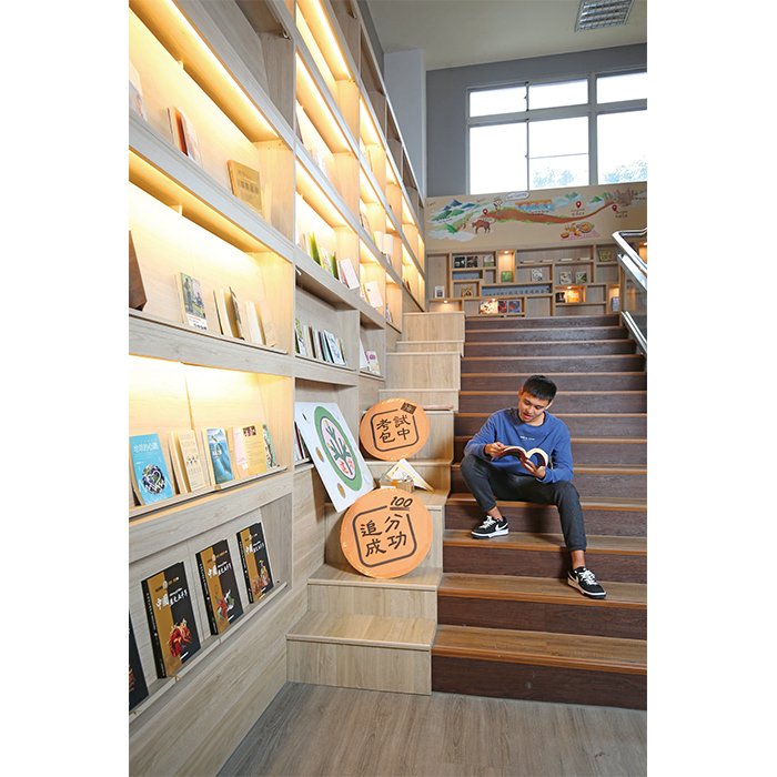 階梯閱讀區可讓人直接坐下閱讀。