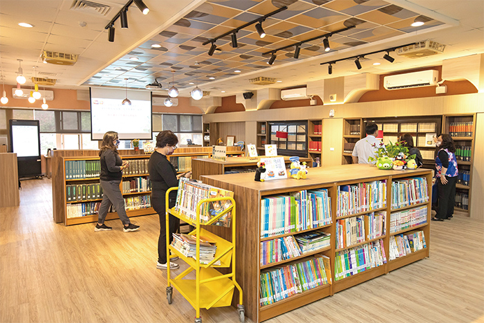 圖書館2樓改建為學校社區共讀站，提供校內師生與社區民眾優良的閱讀場域。