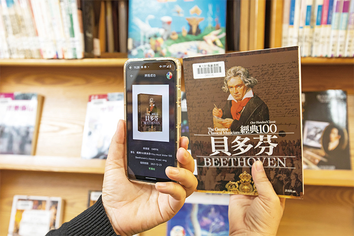 「興悅讀」共讀站設立自動借還書系統，以手機掃描條碼就能借閱書籍。