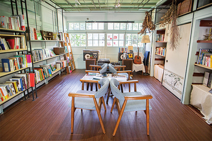 客廳改建成書店，以日式風格呈現，擺滿書籍。