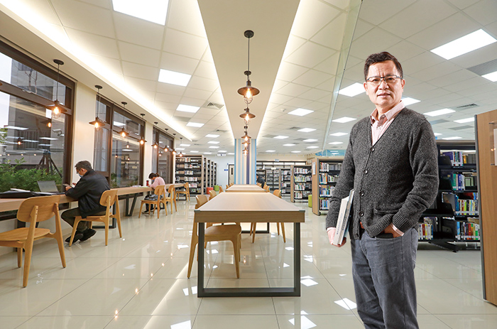 姚敦明館長認為圖書館的服務對象不拘年齡，以推廣全民共讀為目標。