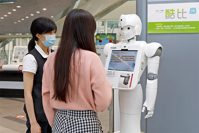 智慧型機器人「酷比」於國資圖1樓大廳提供讀者諮詢服務。