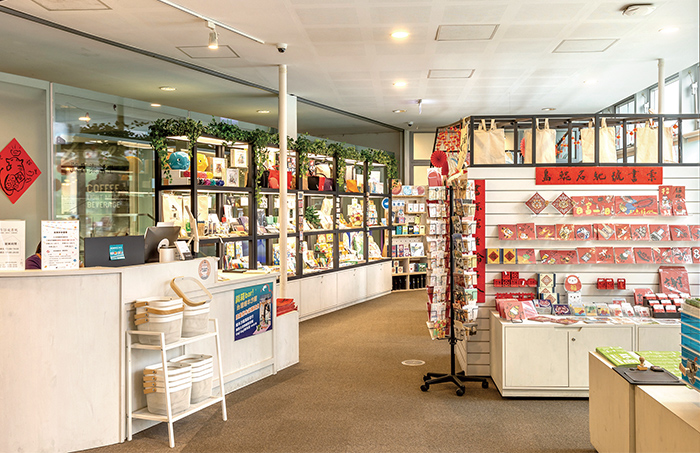 高市圖總館自創品牌賣店「生活索書號」，讓生活與閱讀的連結更加緊密。
