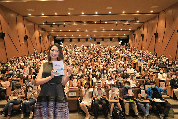 「城市講堂」邀請鄧惠文分享新書的活動照片。