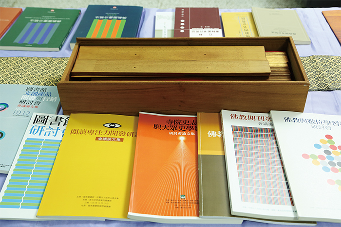 上方為典藏的罕見文獻《貝葉經》。下方為香光尼眾佛學院提供館員進修出版的許多書籍。 