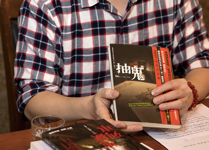 《抽鬼》展顯吳哲耀撰寫恐怖的魅力，是他第一本被印成實體書的網路小說。