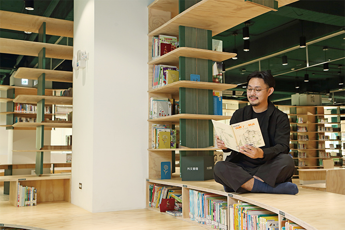 設計師胡靖元巧手將龍山分館打造成獨特的森林系圖書館。