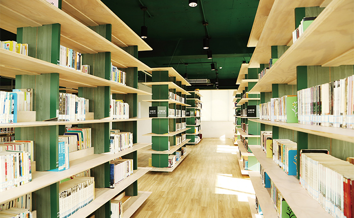 選好書籍可以立即在寬敞的書道走廊坐下閱讀。