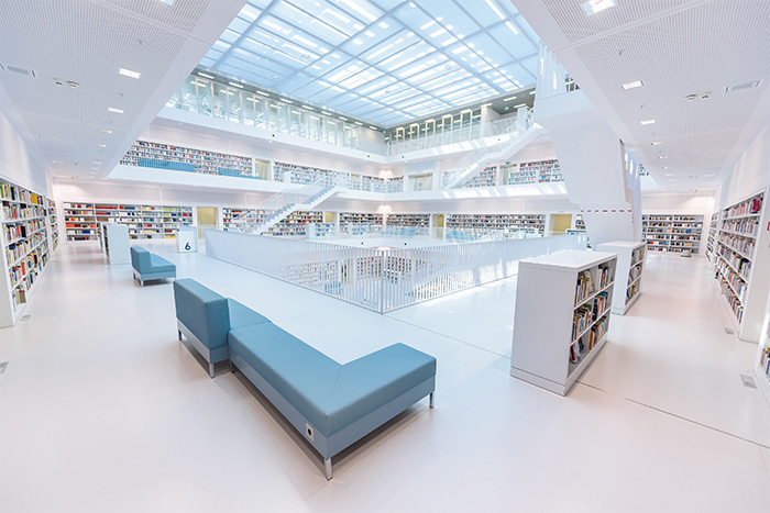 利用大量透明玻璃的設計，讓圖書館內部光照充足、明亮氣派。